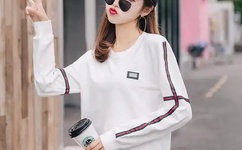 父亲把四个女儿日出水